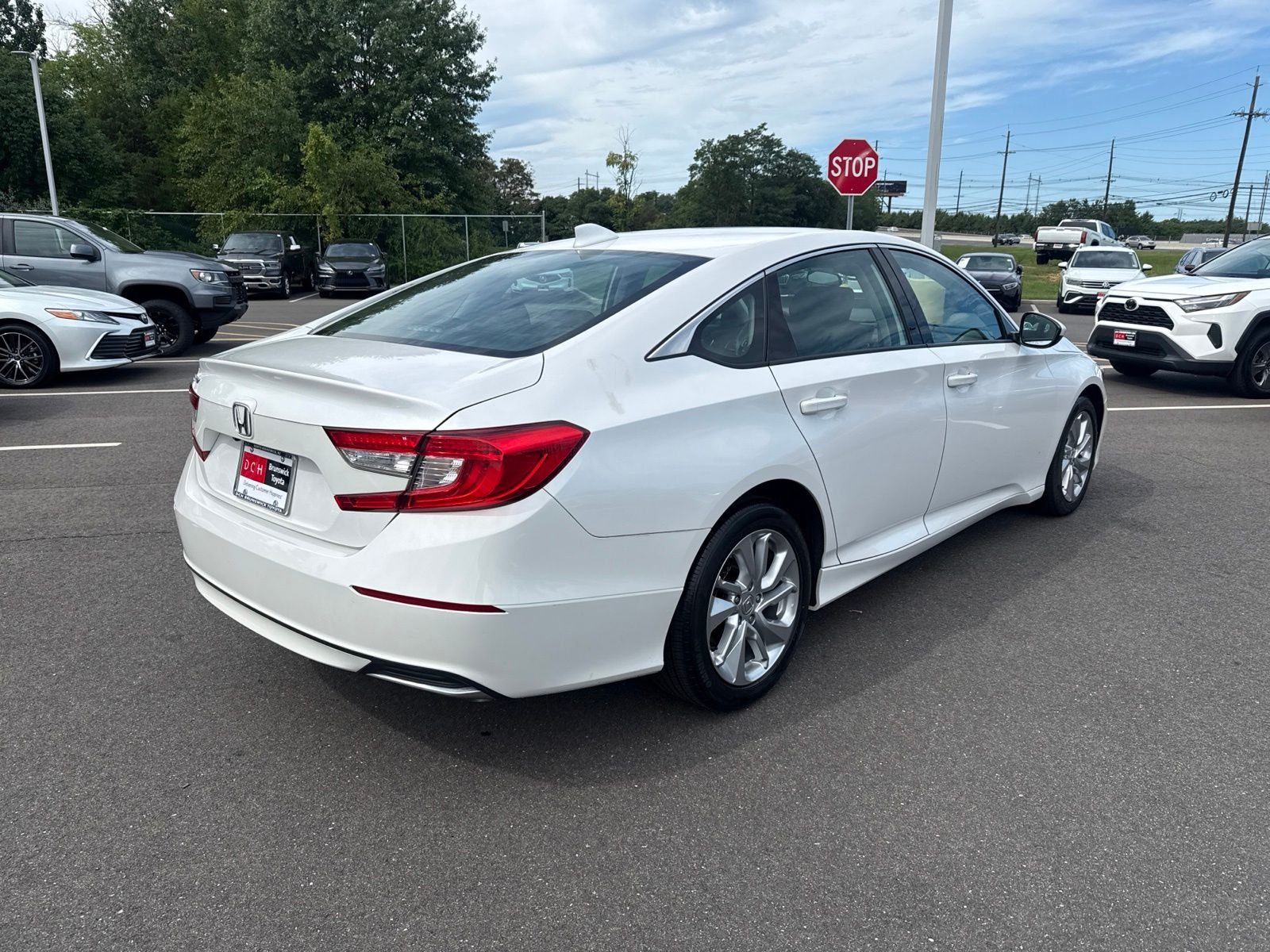 Used 2018 White Honda LX image 5