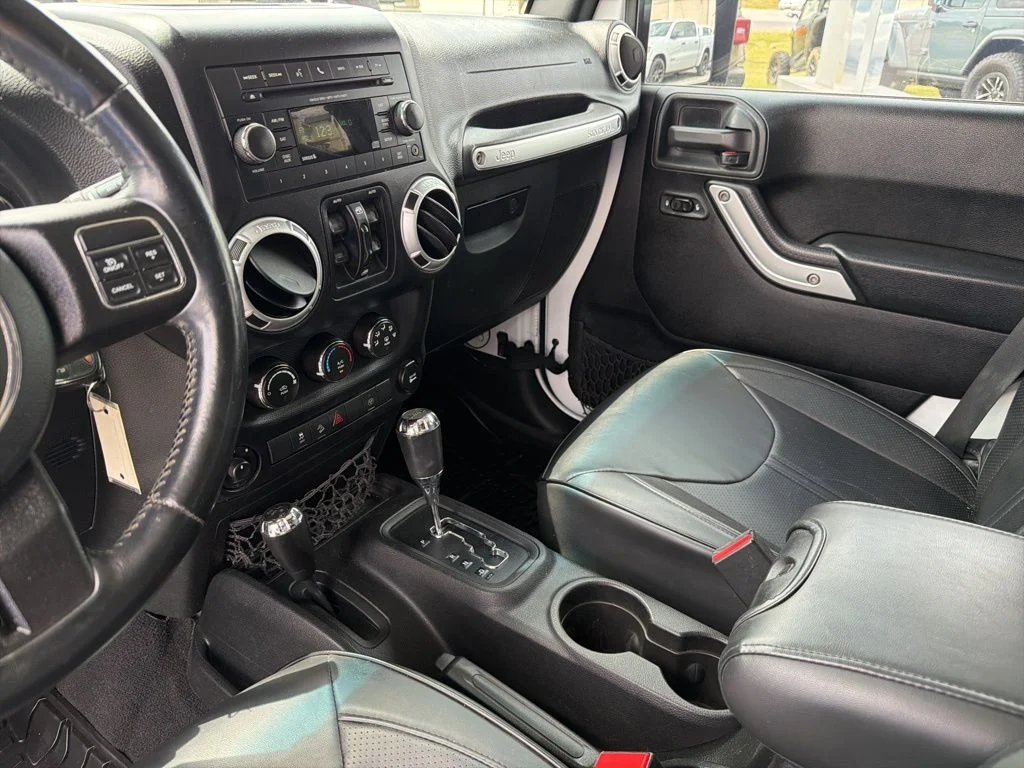 Used 2015 White Jeep Unlimited Sahara image 28