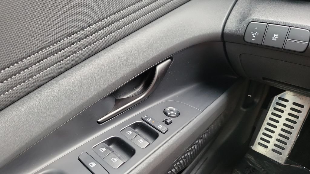 2025 Hyundai Elantra SEL - Photo 18
