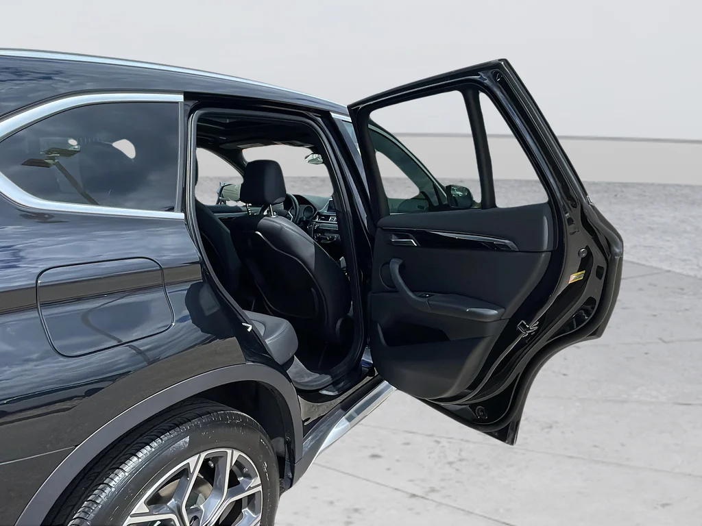 Used 2022 Black BMW xDrive28i image 41