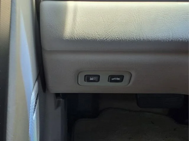 Used 2005 Crimson Pearl Cadillac Y image 14