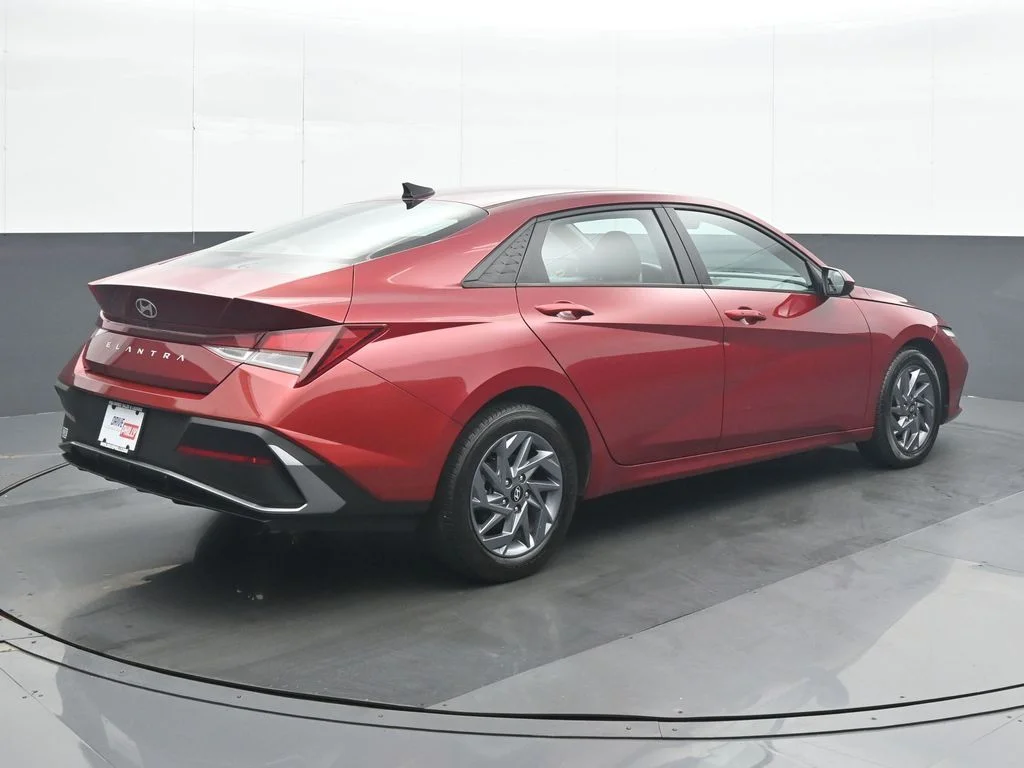 Used 2024 Red Hyundai SEL image 6