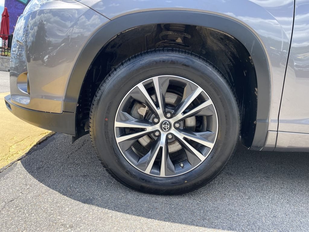 Used 2018 Gray Toyota LE image 9