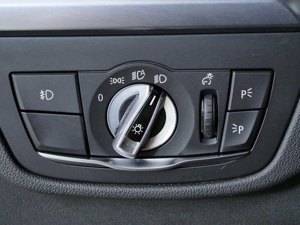 Used 2021 Jet Black BMW xDrive30i image 38