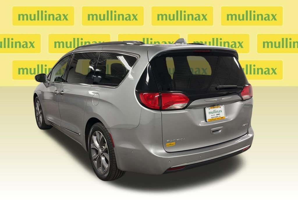 Used 2019 Silver Chrysler Limited image 15