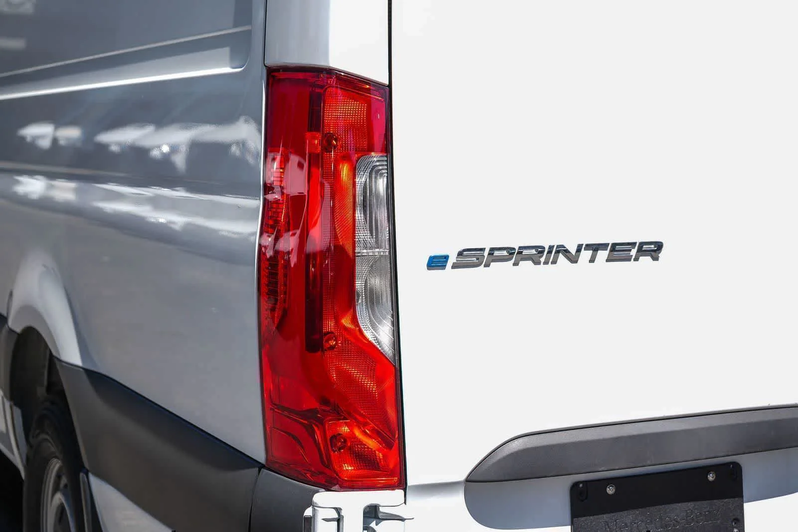 New 2025 Arctic+White Mercedes-Benz Cargo 170WB High Roof 113kW Battery RWD HO Motor image 10