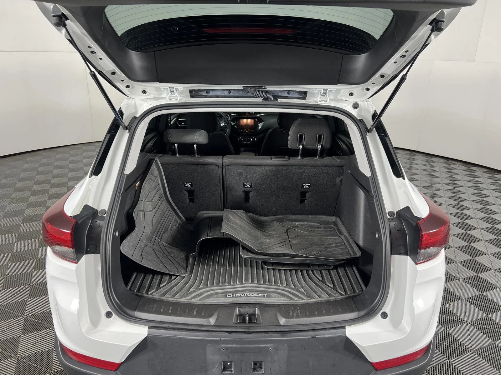 Used 2023 Summit White Chevrolet LT image 9