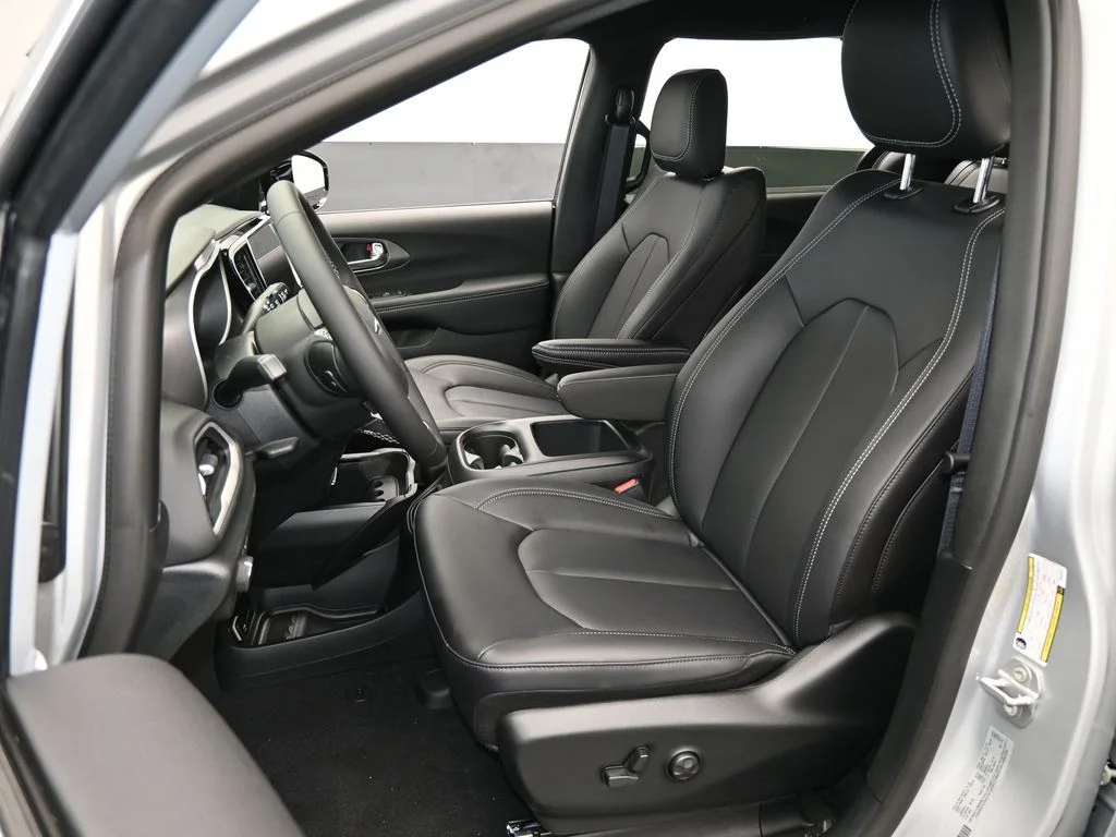 2026 Chrysler Voyager LX - Photo 26