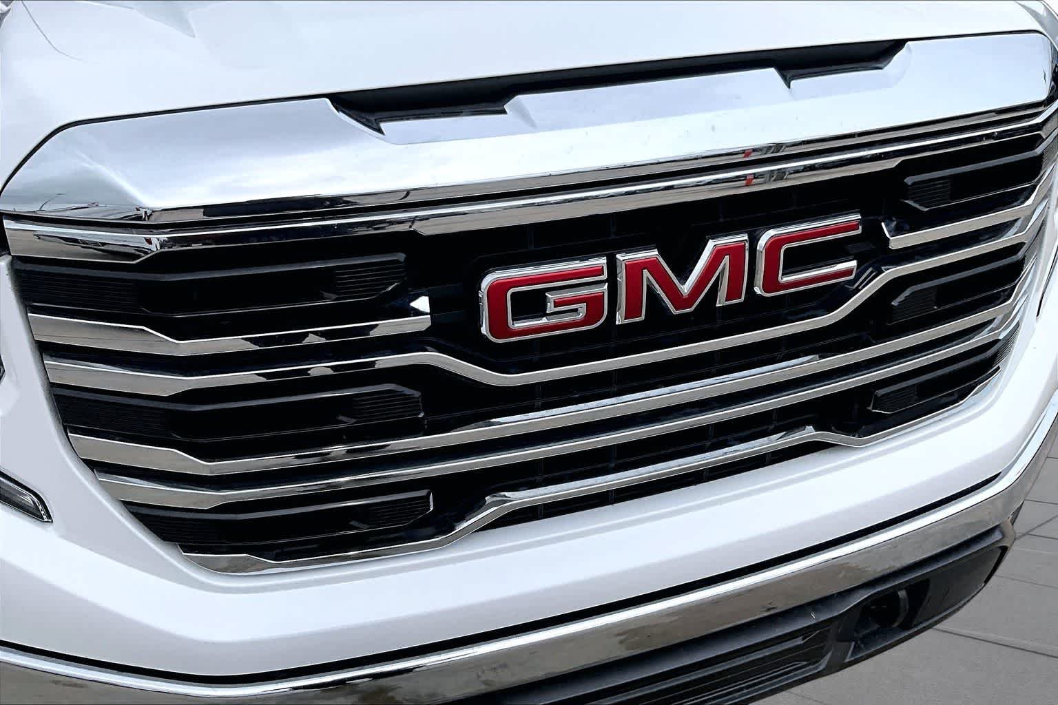 Used 2025 Summit White GMC SLT image 30