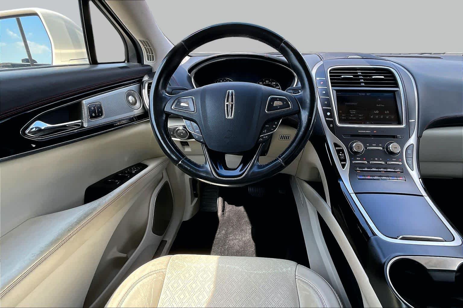 Used 2016 Confidential White 3C (Tri-Coat) Lincoln Black Label image 6