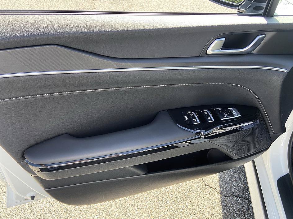 Used 2025 Snow White Pearl Kia GT-Line image 9
