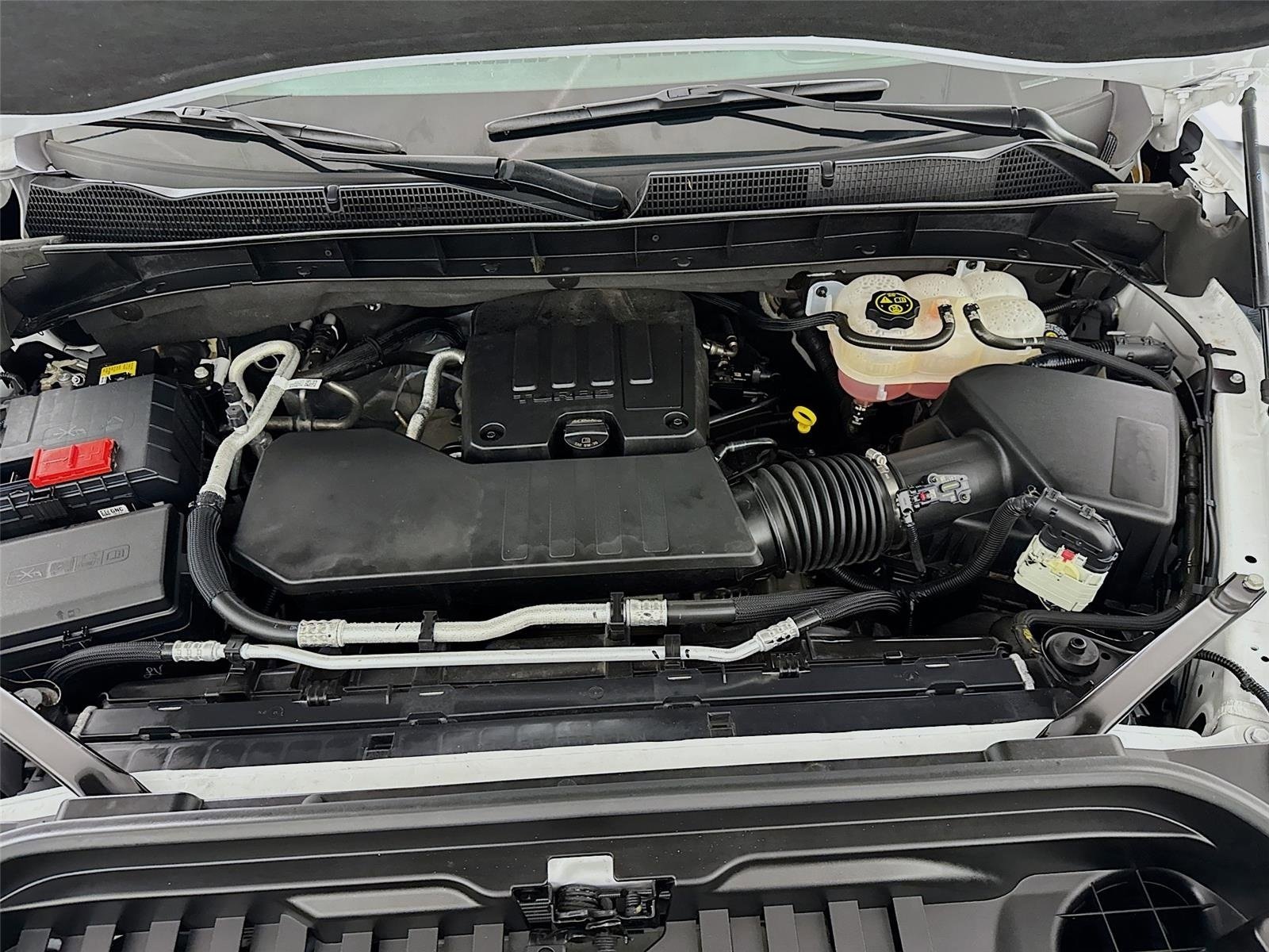 Used 2024 Summit White GMC Elevation image 29