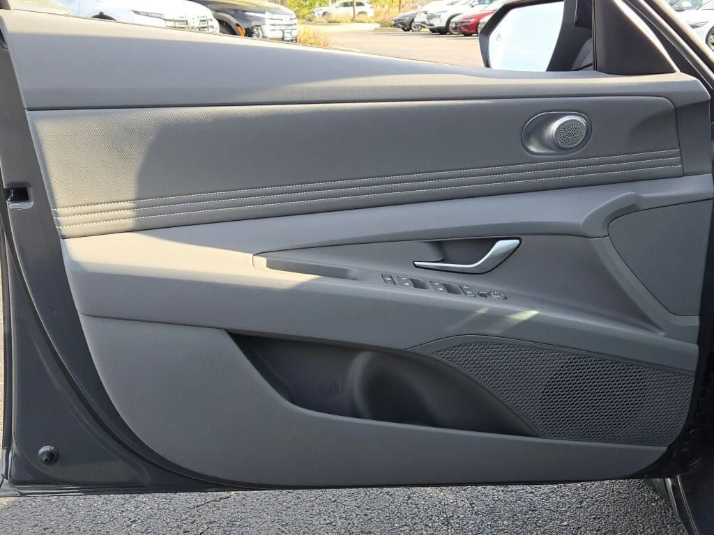 Used 2025 Gray Hyundai SEL Sport image 19