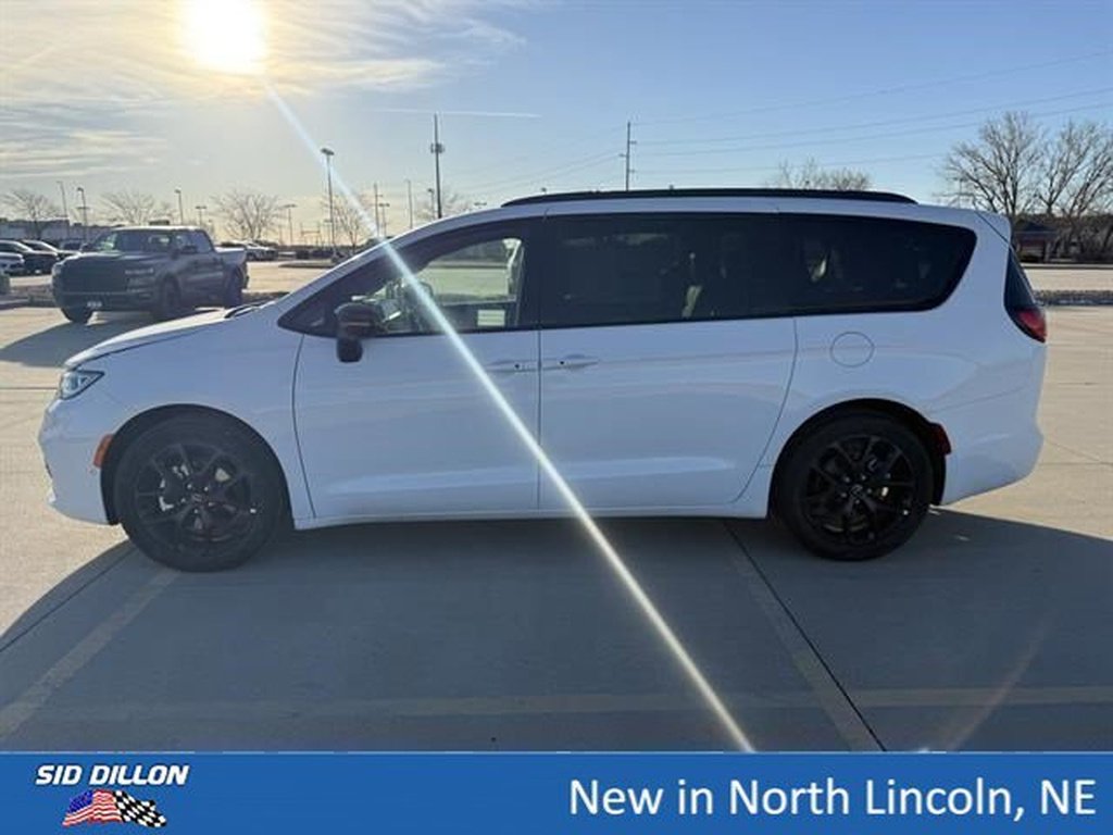 New 2026 Bright White Clear-Coat Exterior Paint Chrysler Limited image 2