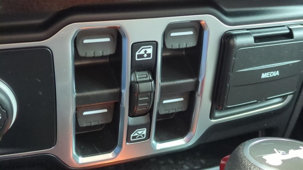 Used 2024 White Jeep Sport S image 18