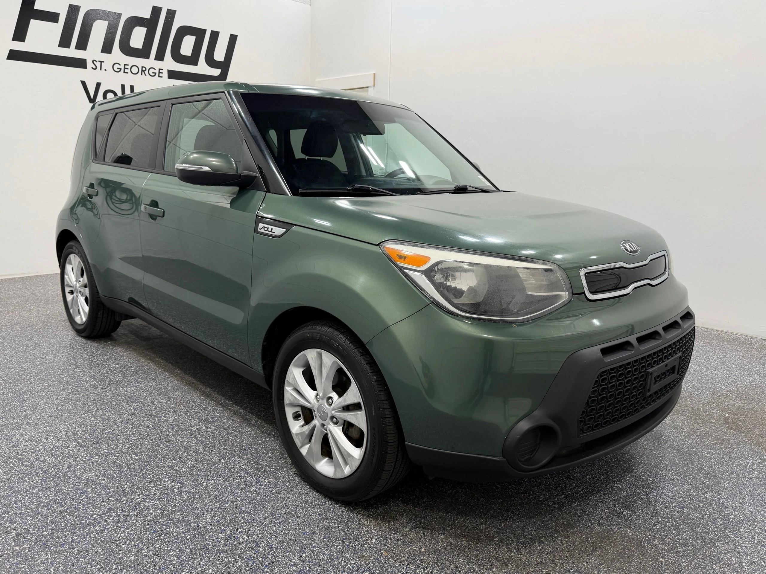 Used 2014 Green Kia Plus image 9
