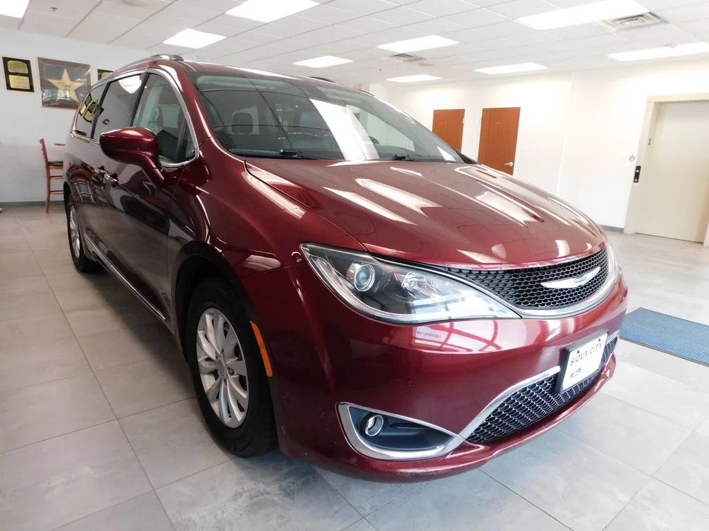 Used 2019 Velvet Red Pearlcoat Chrysler Touring L image 3