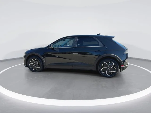 Used 2023 Black Hyundai SE image 5