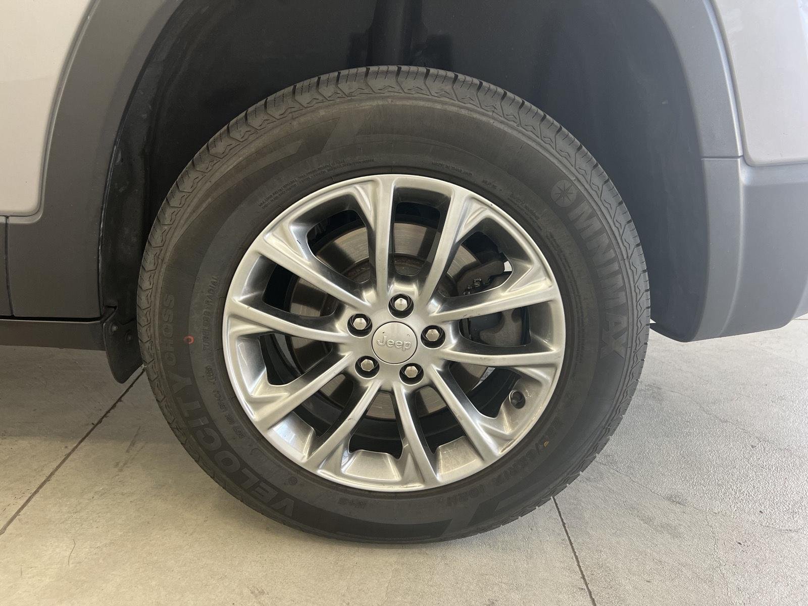 2019 Jeep Cherokee Latitude Plus - Photo 10