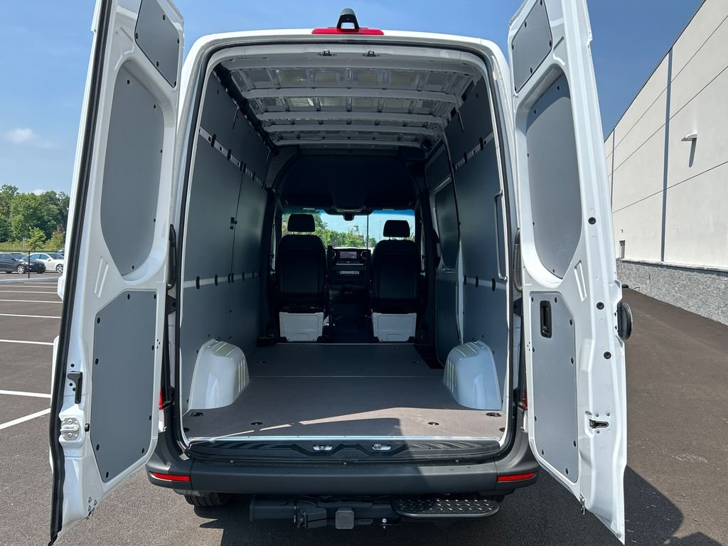 New 2026 Arctic+White Mercedes-Benz Cargo 144 WB image 7