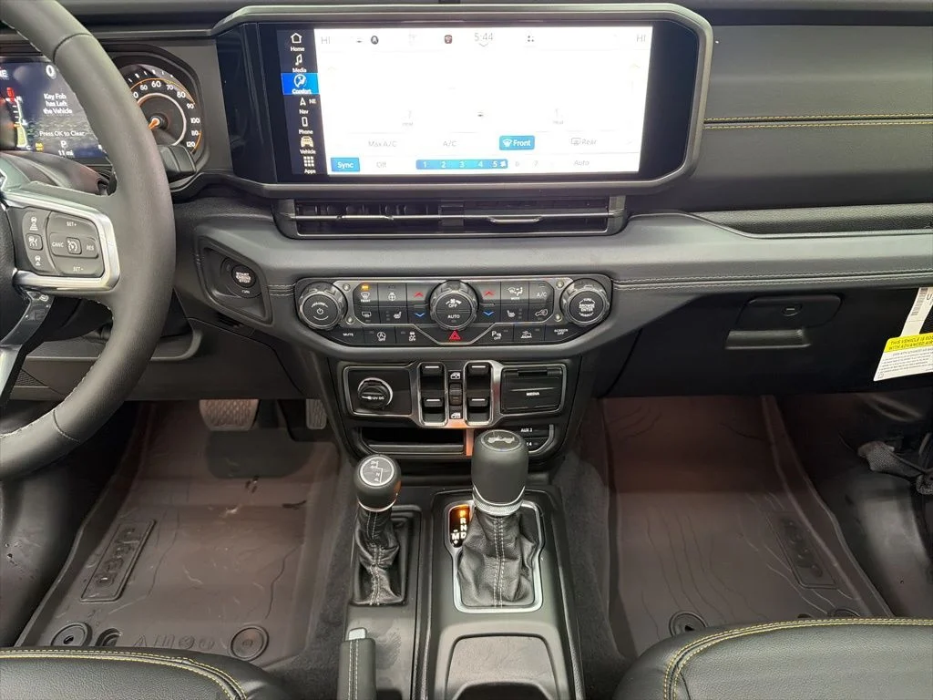 New 2026 Granite Crystal Metallic Clear-Coat Exterior Paint Jeep Sahara image 43