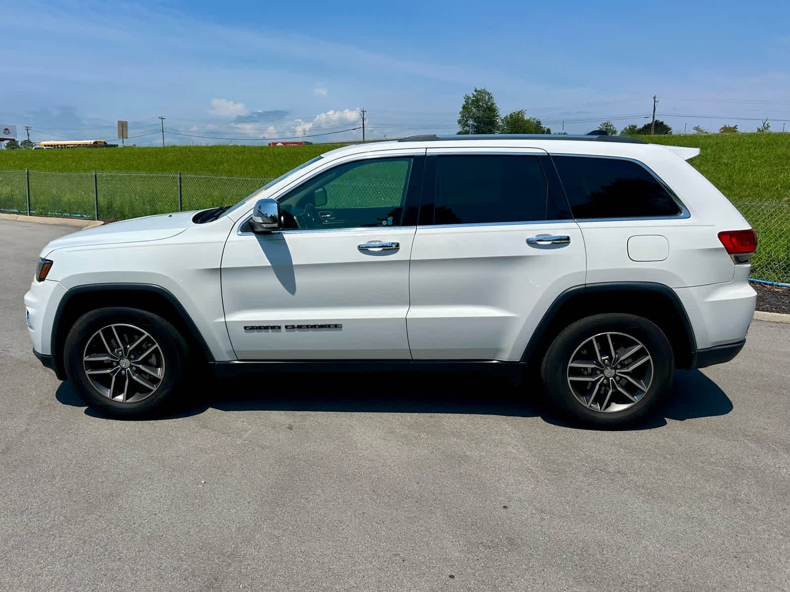 Used 2017 Bright White Clearcoat Jeep Limited image 8