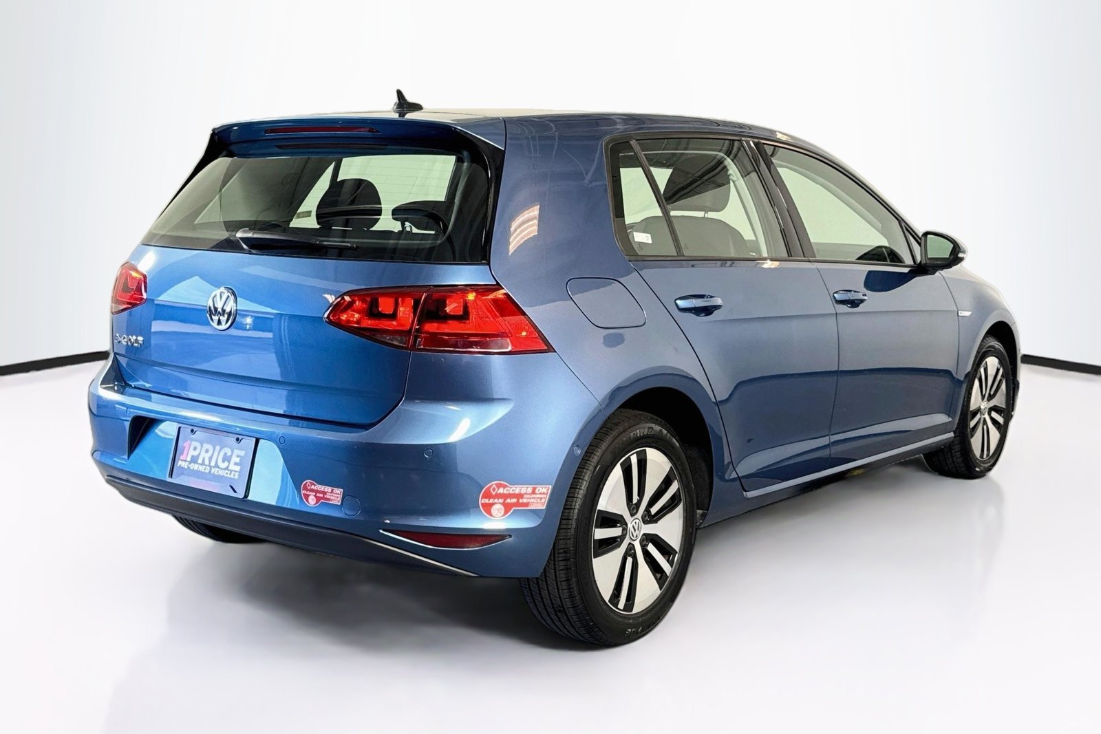 Used 2016 Pacific Blue Volkswagen SEL Premium image 5