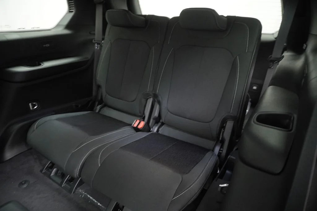 New 2026 Diamond Black Crystal Pearlcoat Jeep Laredo image 18