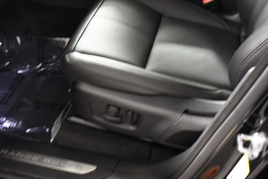 New 2026 Santorini Blk Land Rover Dynamic SE image 16