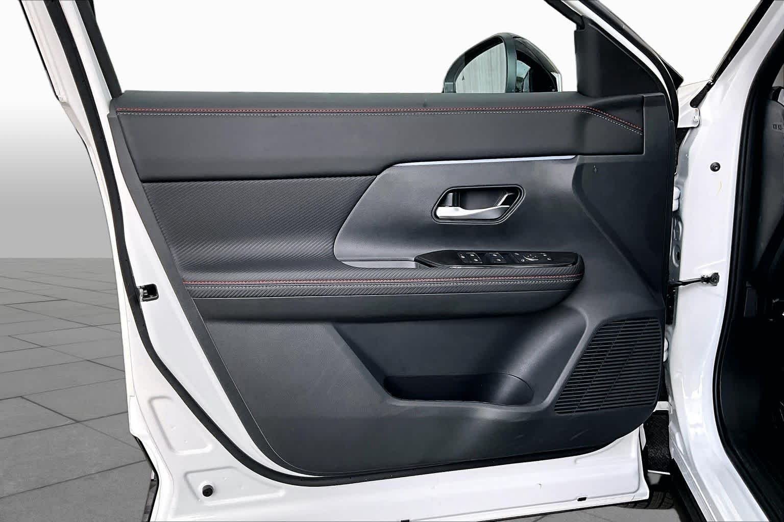 New 2026 Aspen White TriCoat / Super Black Two-tone Nissan SR image 13