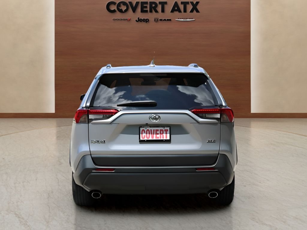 Used 2019 Silver Toyota XLE image 4