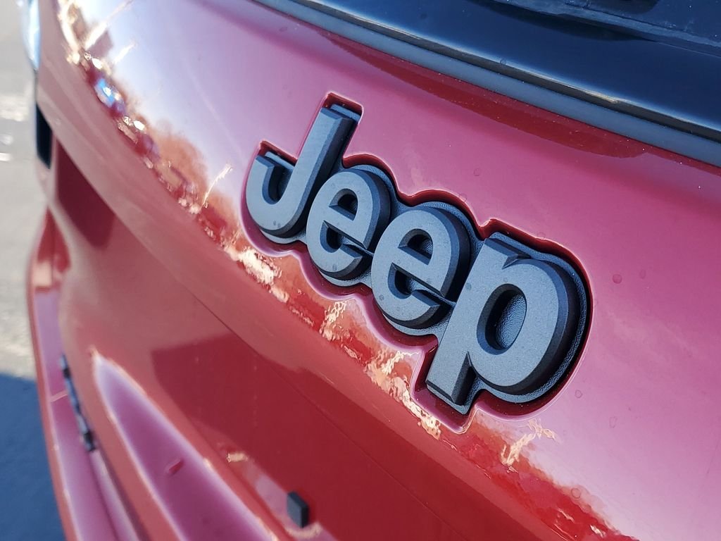 New 2026 Red Hot Pearl-Coat Exterior Paint Jeep Latitude image 5