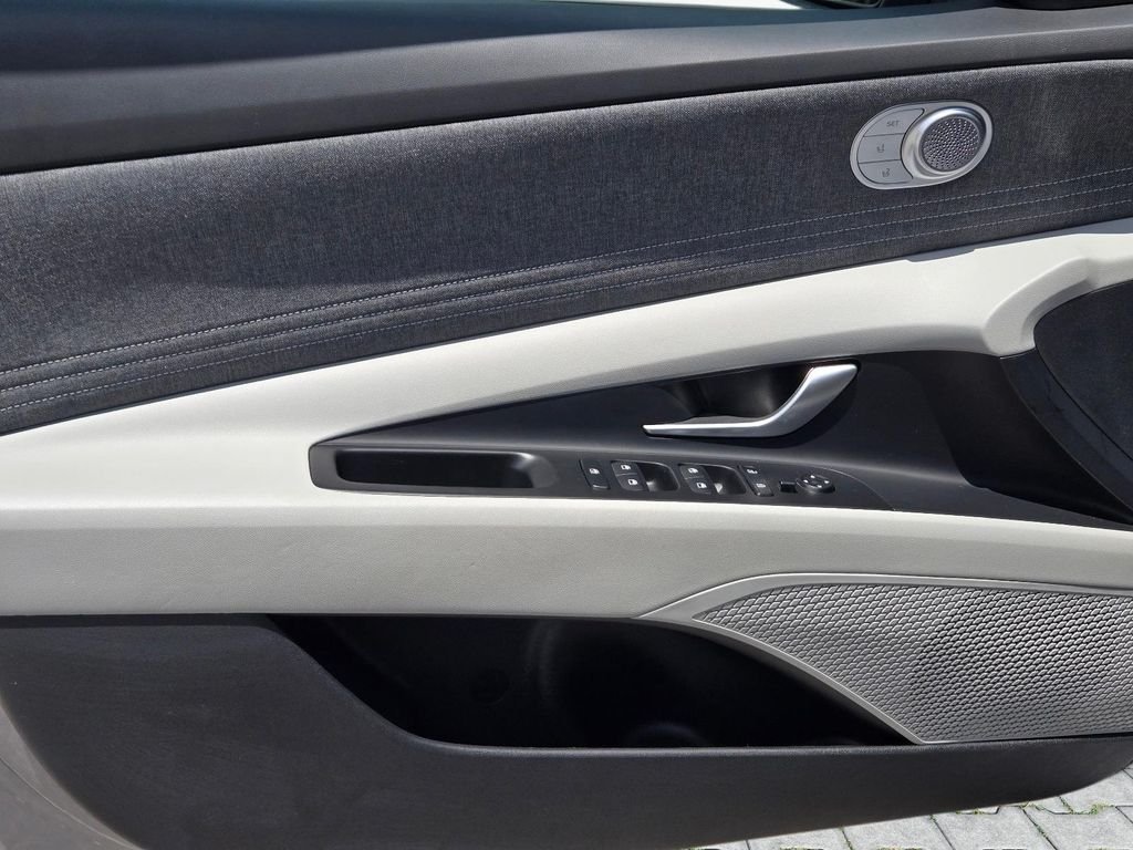 2025 Hyundai Elantra Limited - Photo 12