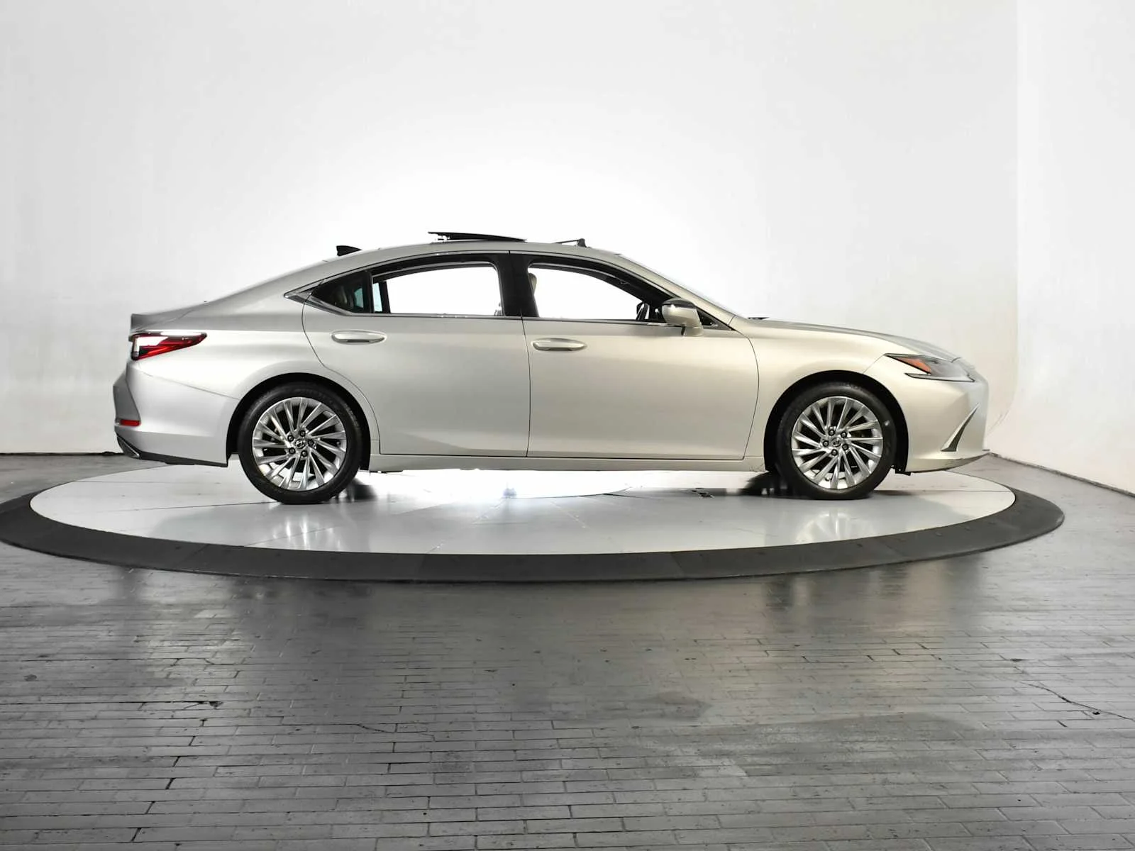 Used 2019 Moonbeam Beige Metallic Lexus Ultra Luxury image 8