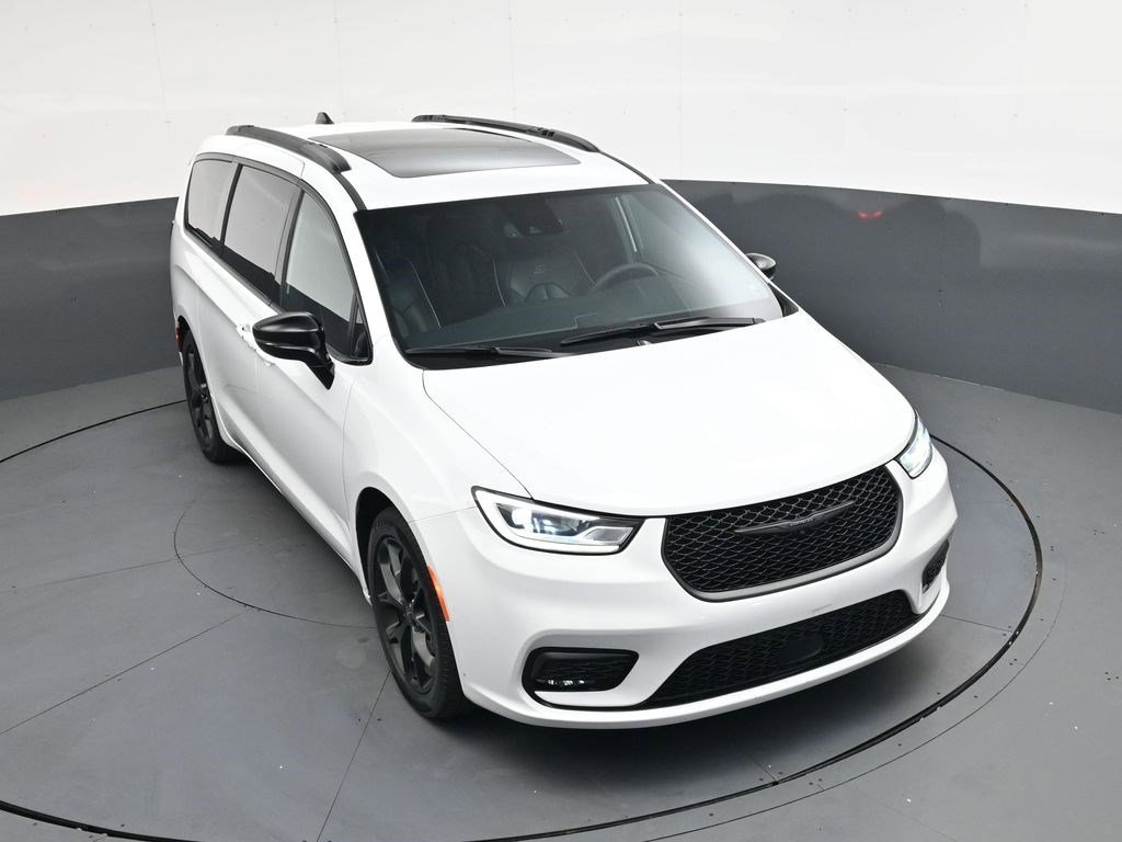 Used 2025 Bright White Clearcoat Chrysler Limited image 26