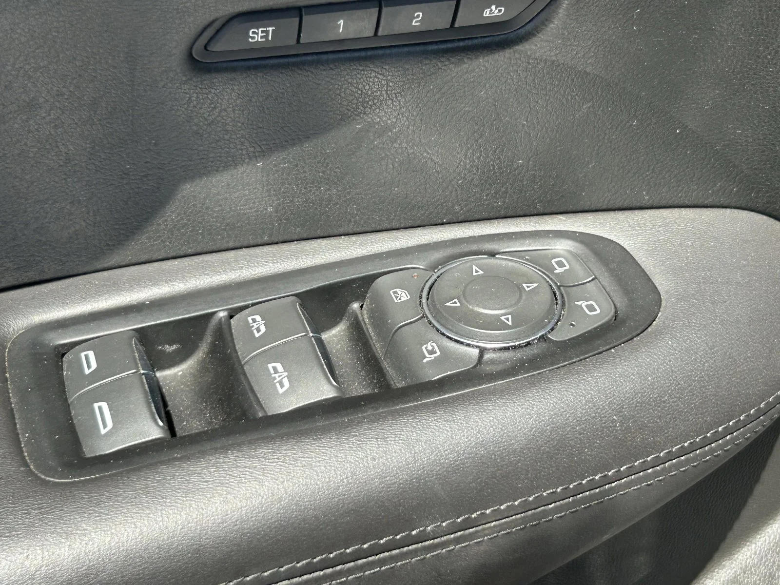 Used 2018 Dark Granite Metallic Cadillac Platinum AWD image 27