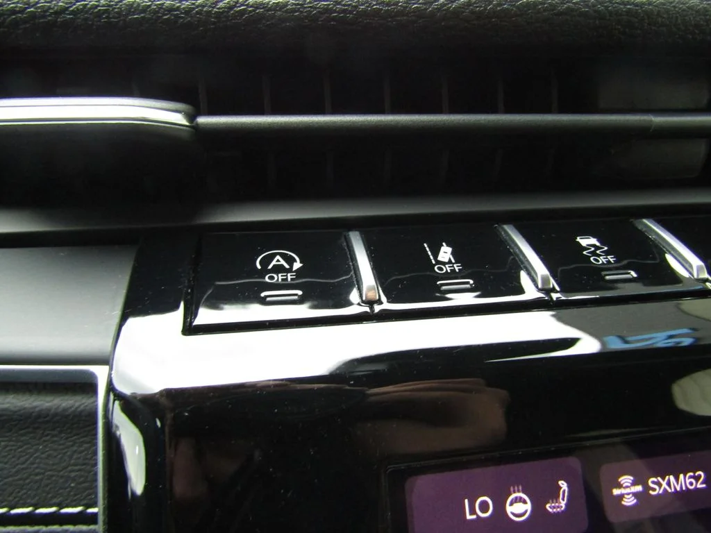Used 2025 Diamond Black Jeep Altitude image 9