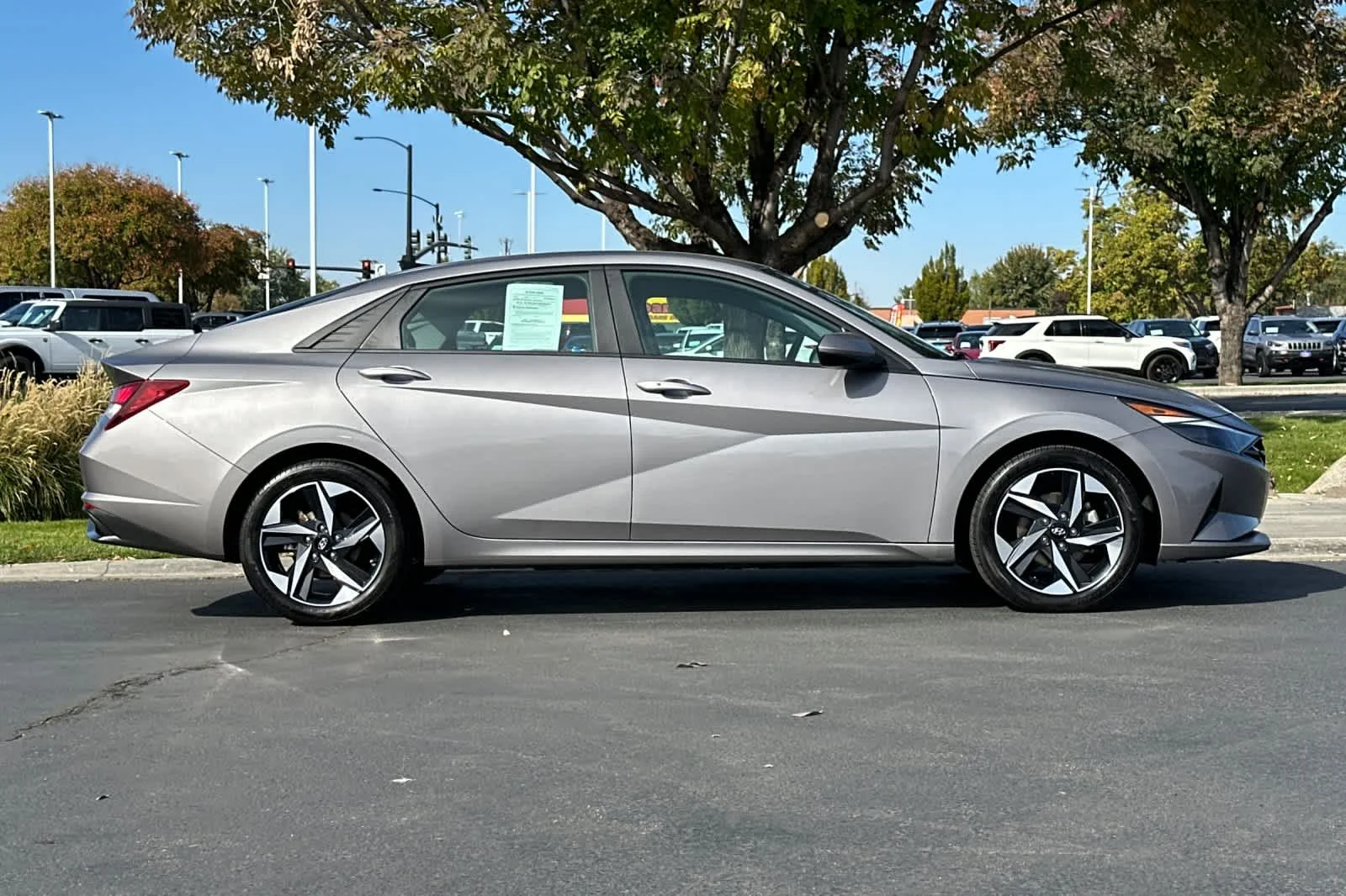 Certified Used 2023 Fluid Metallic Hyundai SEL image 8