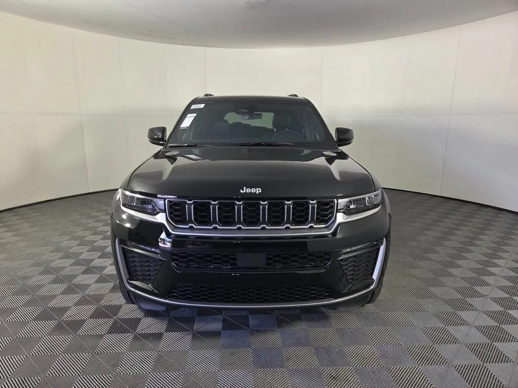 New 2026 Diamond Black Crystal Pearl-Coat Exterior Paint Jeep Limited image 2