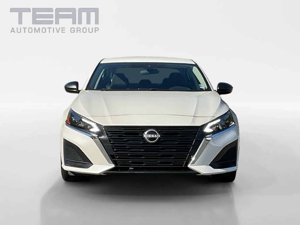 Used 2025 White Nissan 2.5 SV image 2