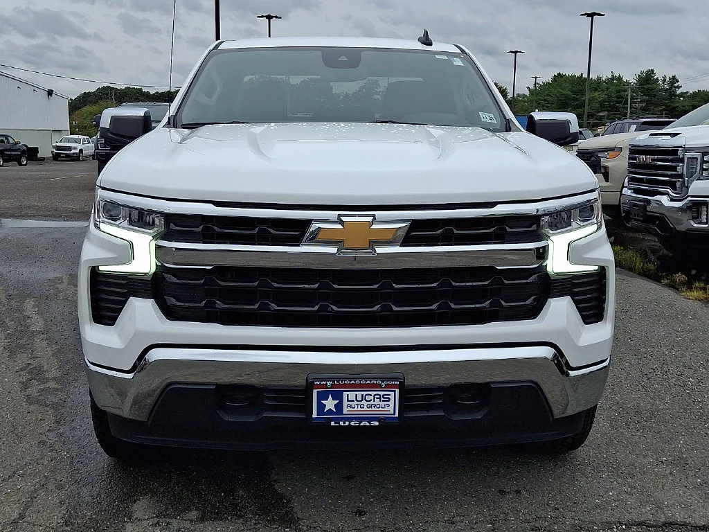 Used 2024 Summit White Chevrolet LT image 4