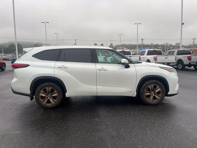 Used 2022 Beige Toyota Bronze Edition image 8