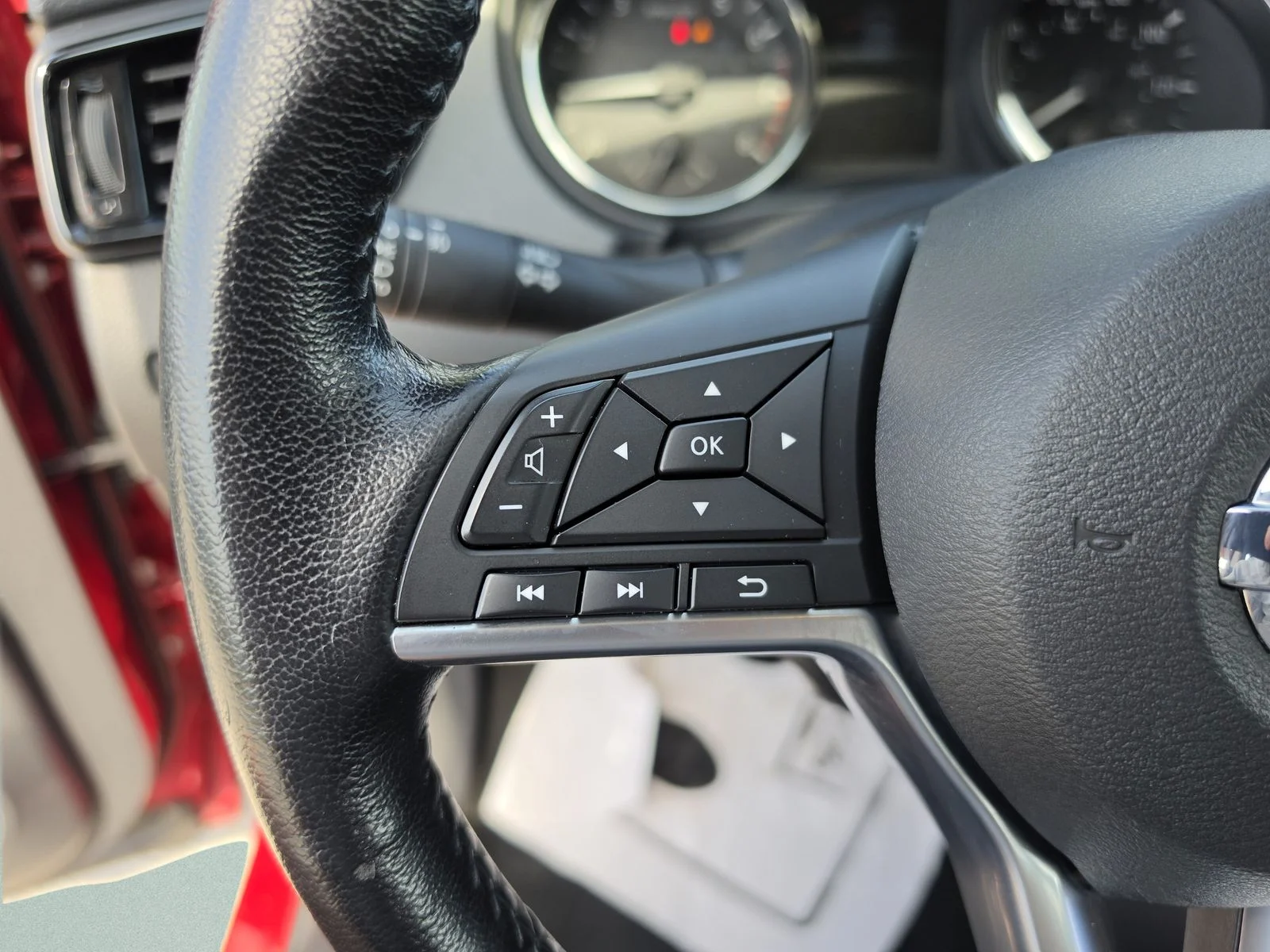 Used 2022 Red Nissan SV image 29