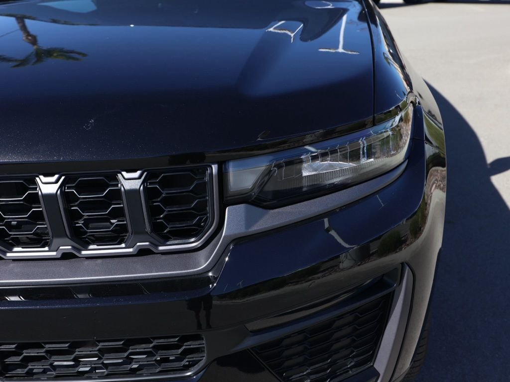 New 2026 Diamond Black Crystal Pearl-Coat Exterior Paint Jeep Limited image 9