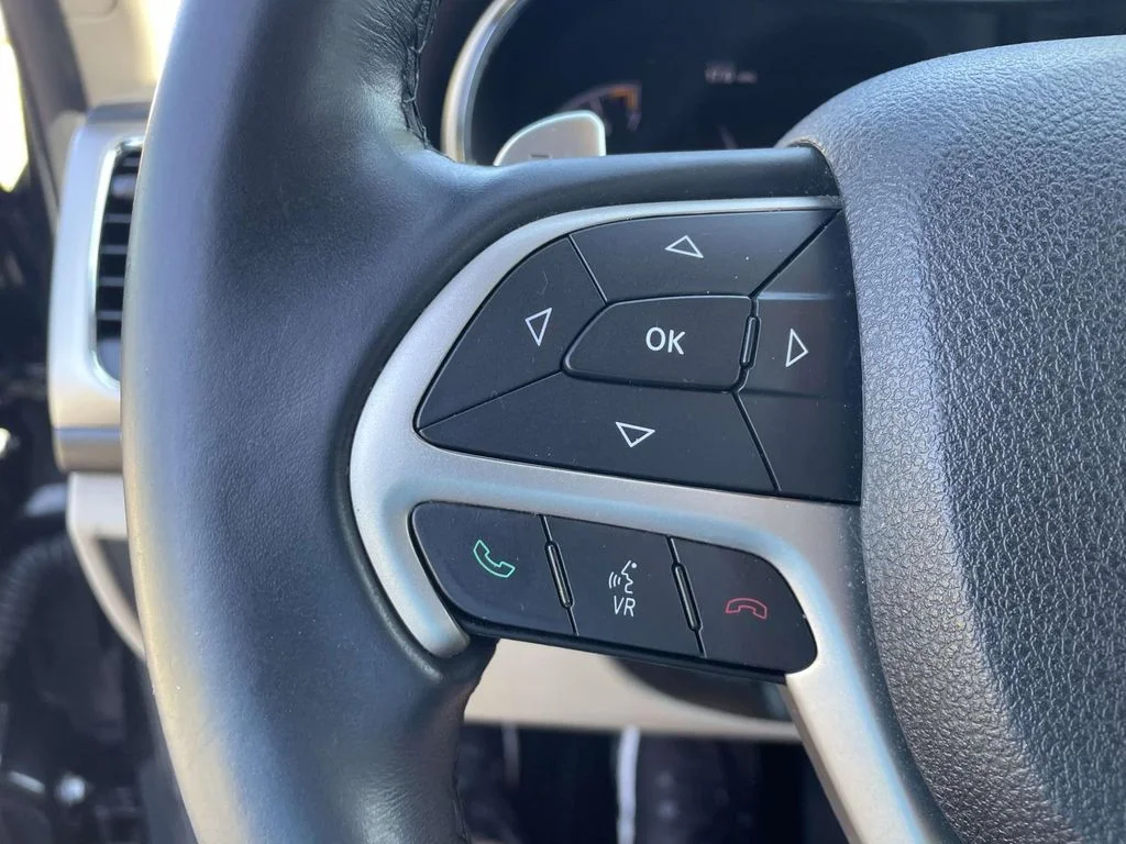 Used 2017 Diamond Black Crystal Pearlcoat Jeep Laredo image 28