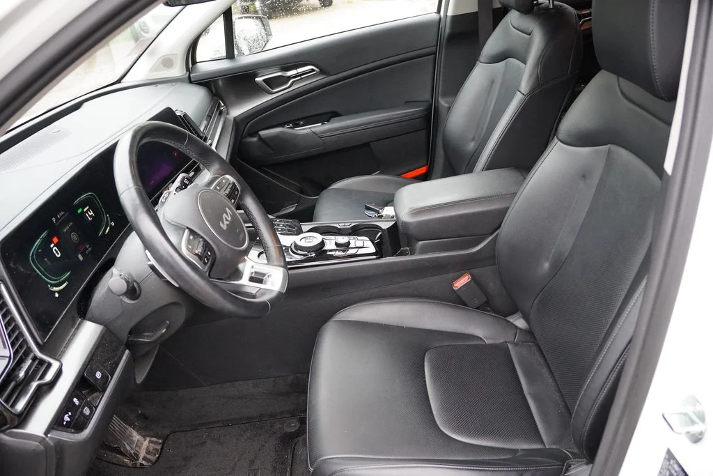 Used 2023 Snow White Pearl Kia EX image 4