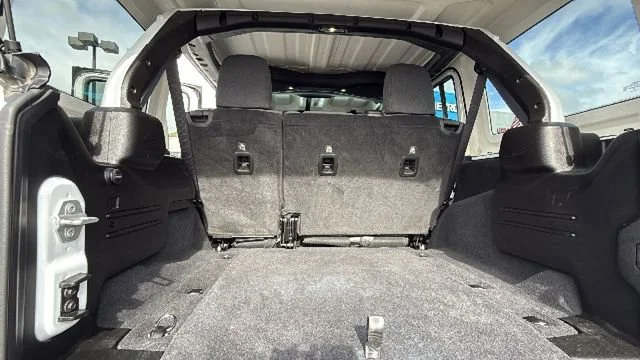 Used 2025 White Jeep 4-Door Rubicon 4x4 image 27