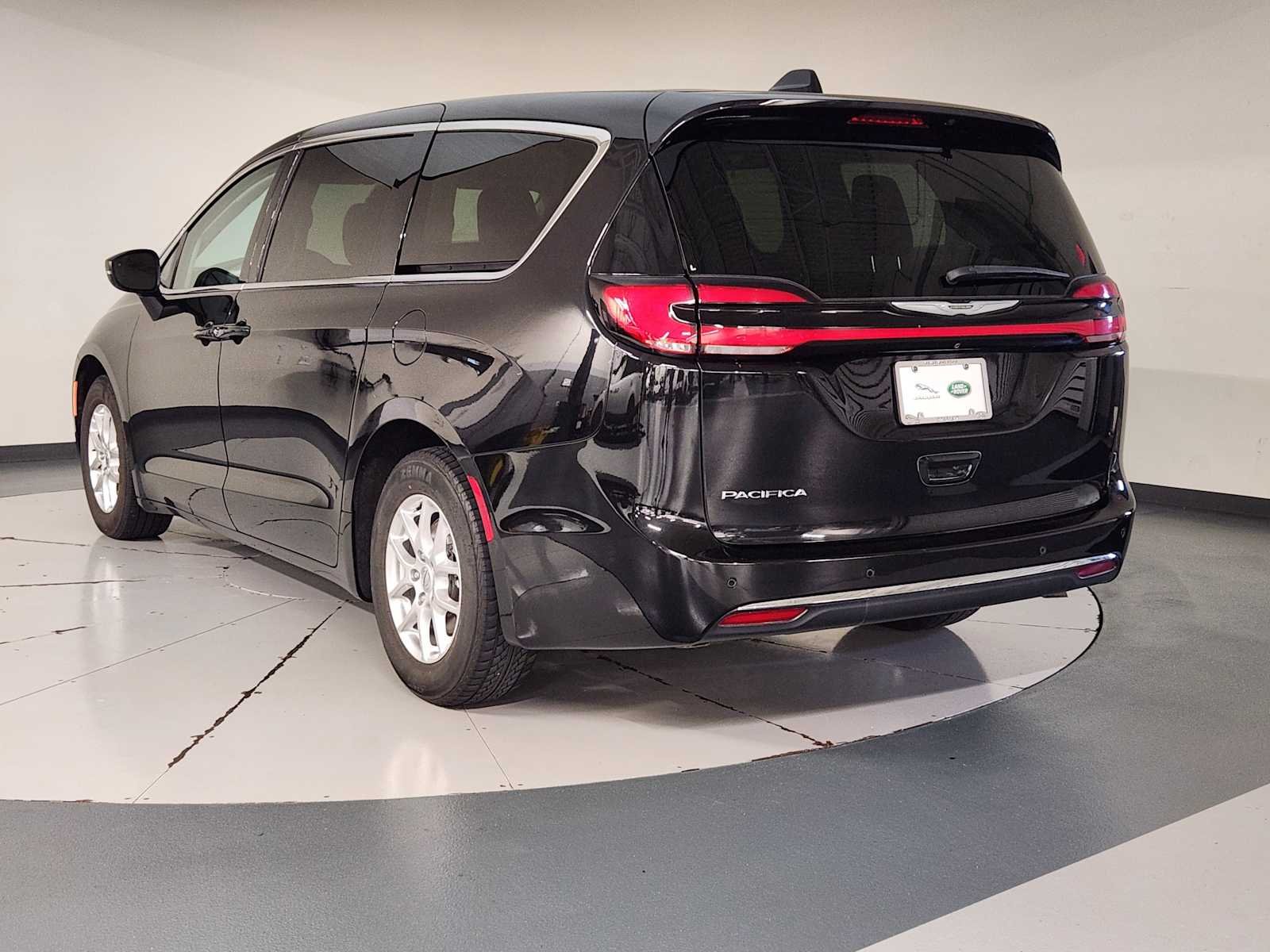 Used 2023 Brilliant Black Crystal Pearlcoat Chrysler Touring L image 6