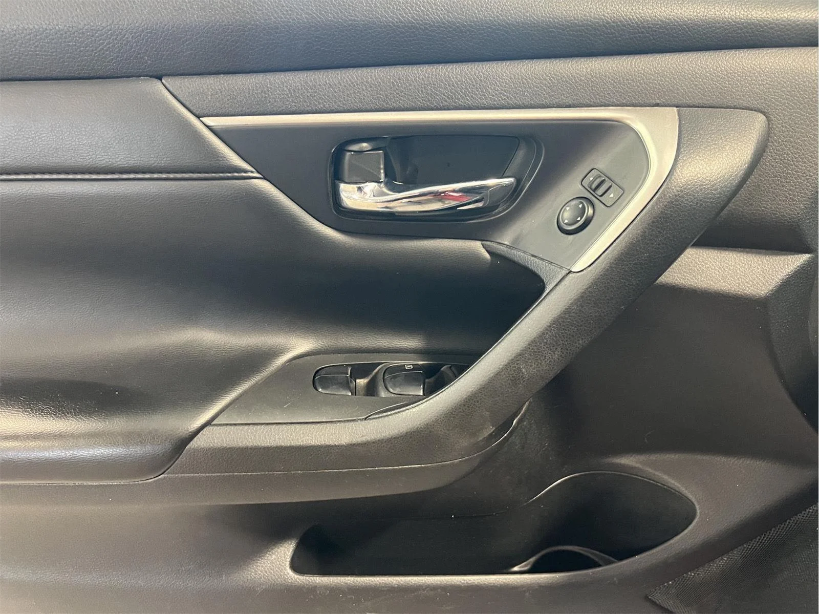 Used 2015 Cayenne Red Nissan 2.5 SV image 8