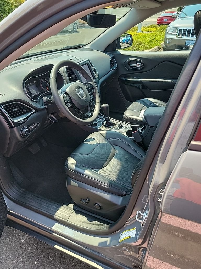 Used 2023 Gray Jeep Altitude image 8